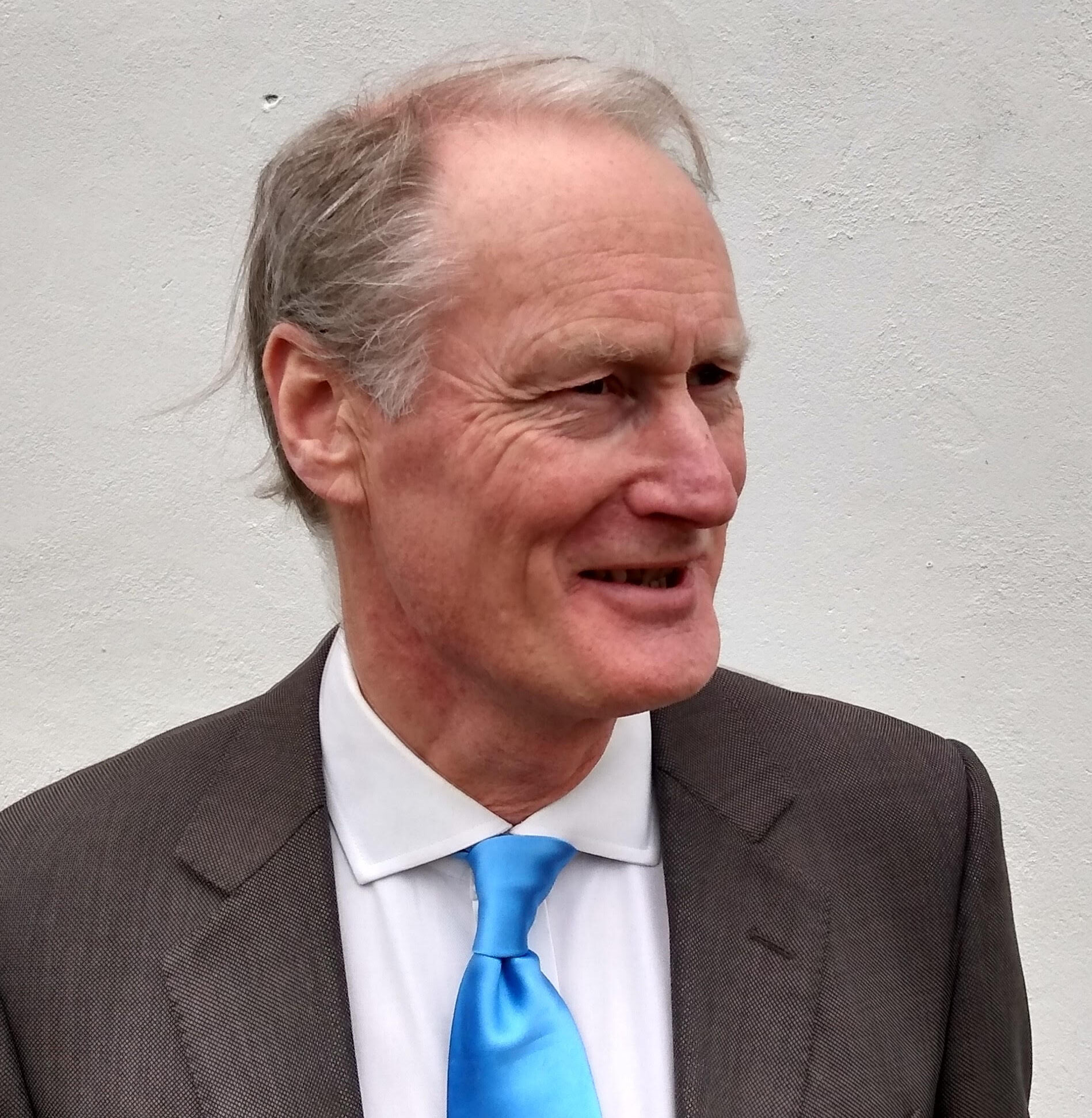 head shot of dr glen arnold
